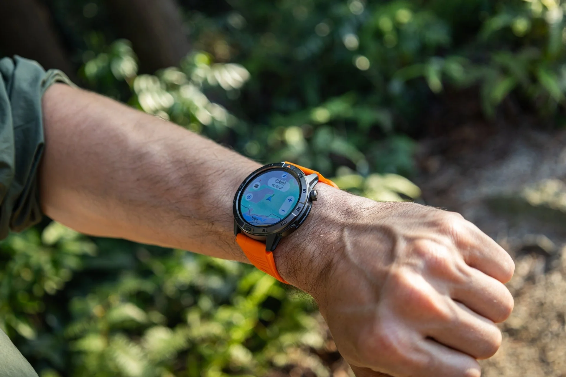 AGM Legion Proでオフラインマップを表示しながらアウトドアを楽しむ様子