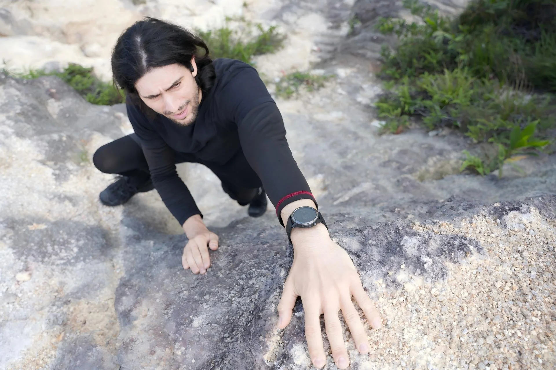 岩場を登る男性がAGM Legion Proを装着しタフネス性能を体現する様子