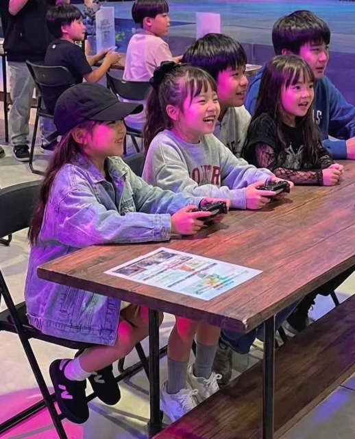 マリオカート大会で笑顔でゲームをプレイする子どもたち