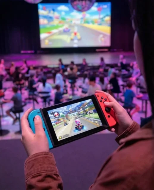 大画面と手元のNintendo Switchでマリオカートをプレイする様子