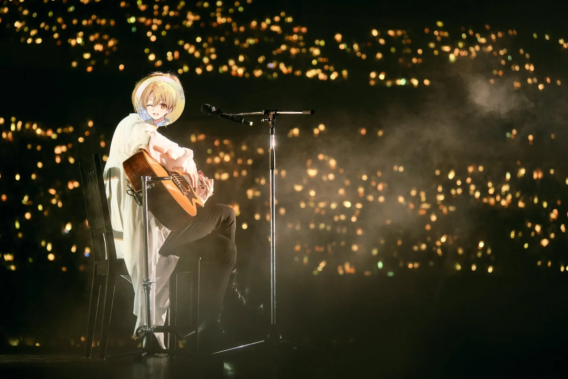 るぅとワンマンライブ「生きる話」でアコースティックギターを弾き語るるぅと