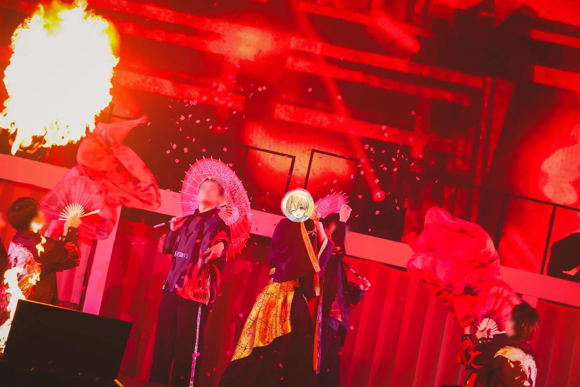 るぅとワンマンライブ「地獄の一丁目」赤い炎の演出の中歌うるぅと