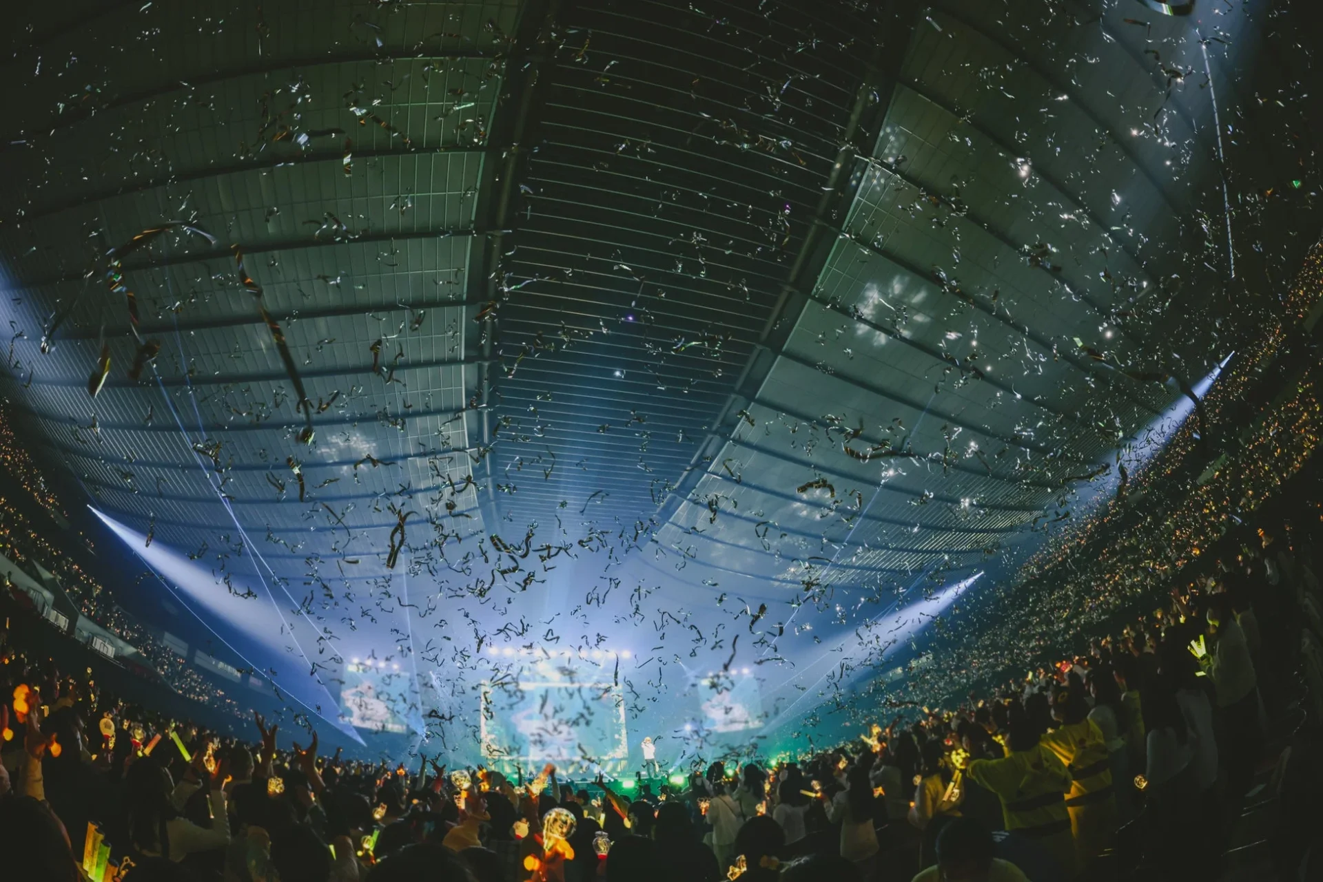 るぅとワンマンライブで金吹雪が舞い、リスナーがペンライトを振る会場