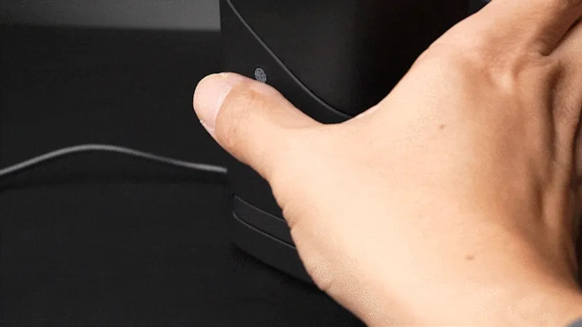 TAXION 3-in-1充電器のApple Watch充電ポートが電動で展開する様子