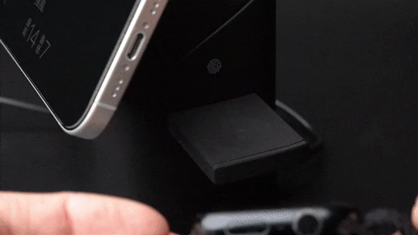 TAXION 3-in-1充電器のAirPods充電ポートが電動で展開する様子