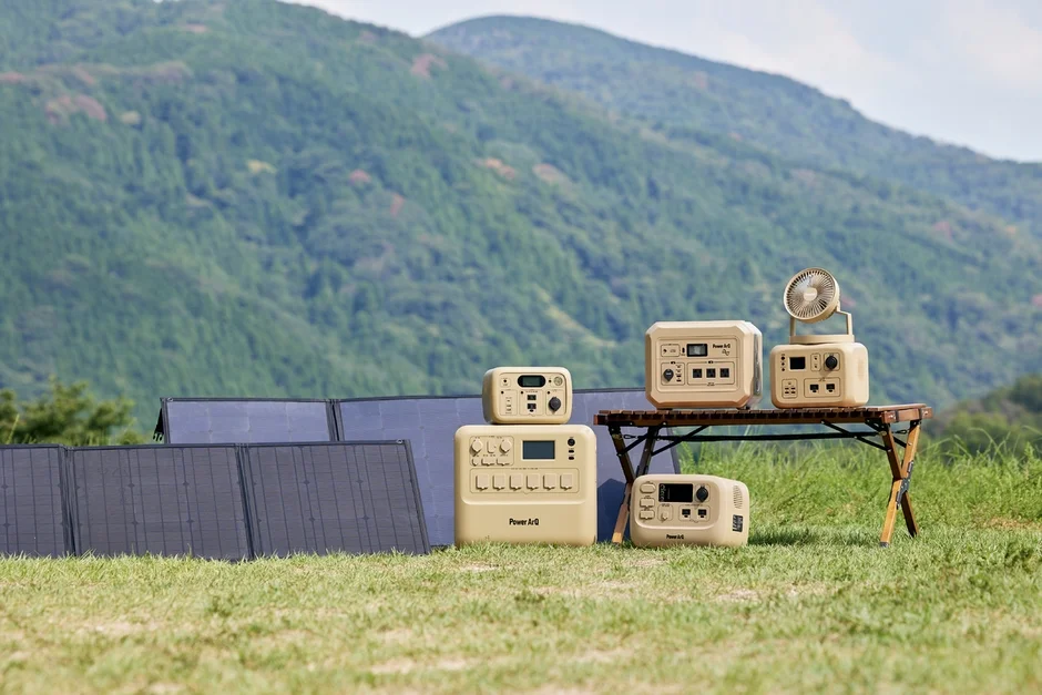 PowerArQ製品が並ぶキャンプと山々の風景