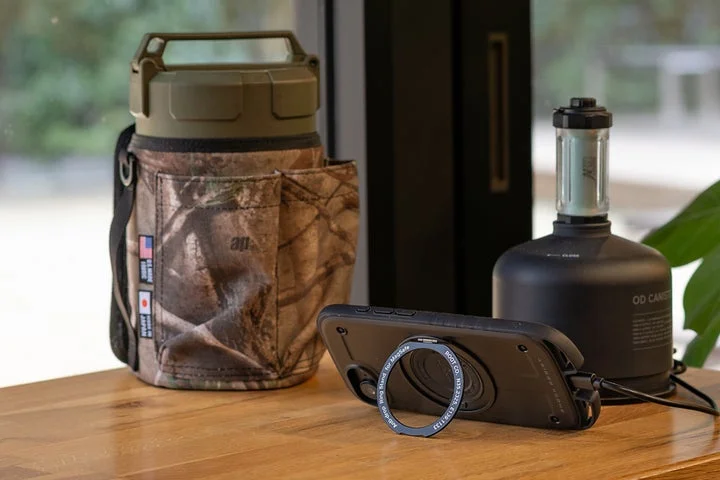 室内でMagSafeモジュール内蔵リングスタンド搭載ケースを使用する様子