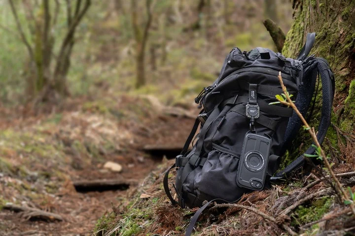 リュックにカラビナループ付きケースを吊り下げてアウトドアで使用するイメージ