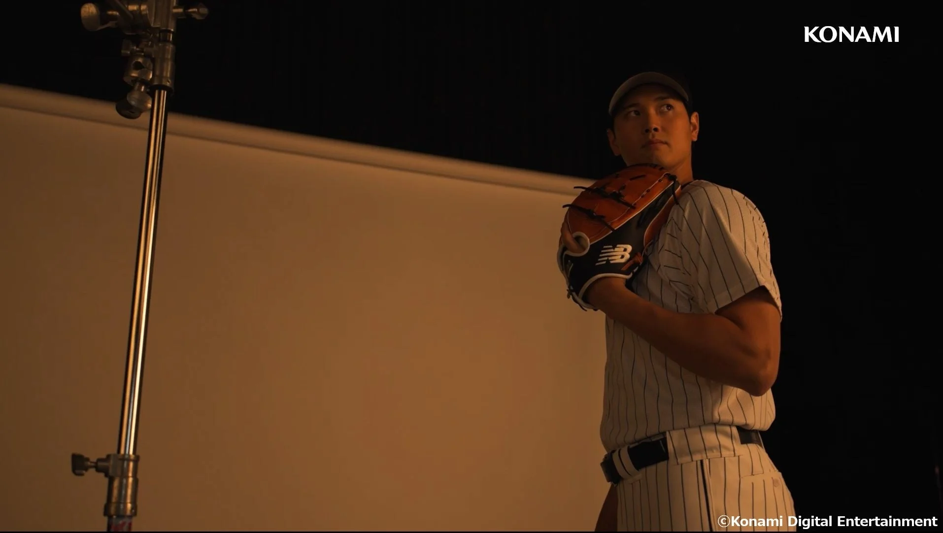 大谷翔平選手がCM撮影でグローブを構える姿。