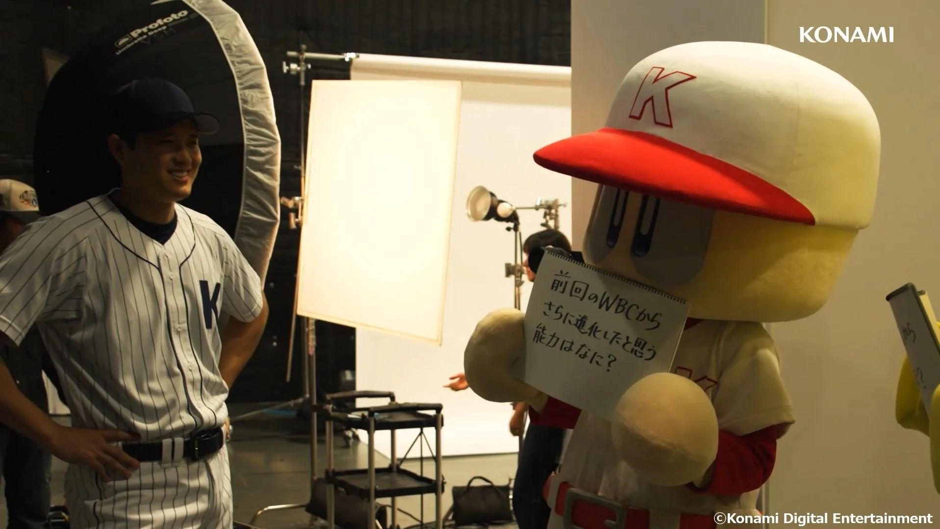 大谷翔平選手がパワプロくんと調子くんのフリップ質問に笑顔で応じるCM撮影風景。