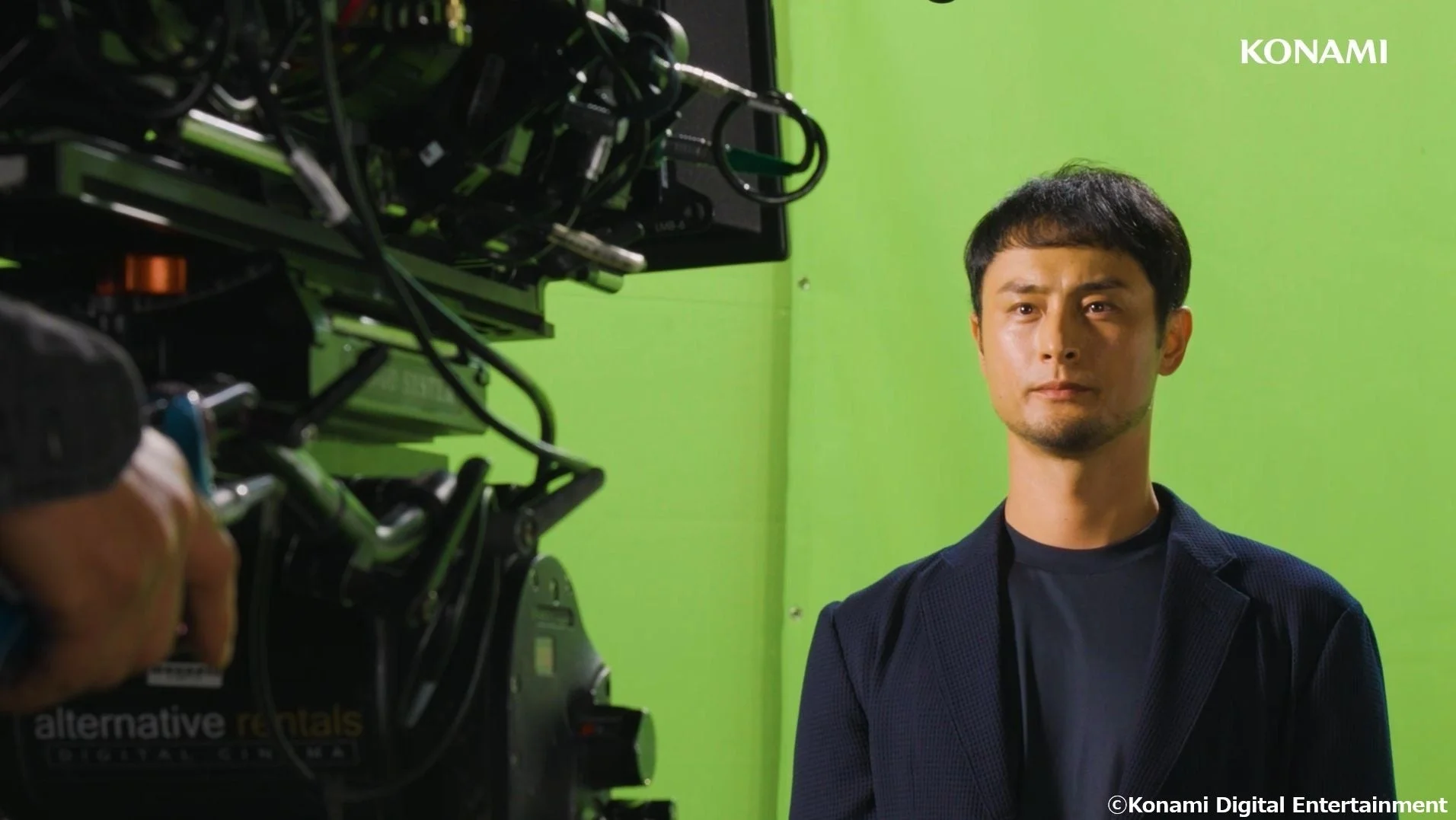 ダルビッシュ有選手がCM撮影に臨む真剣な表情。