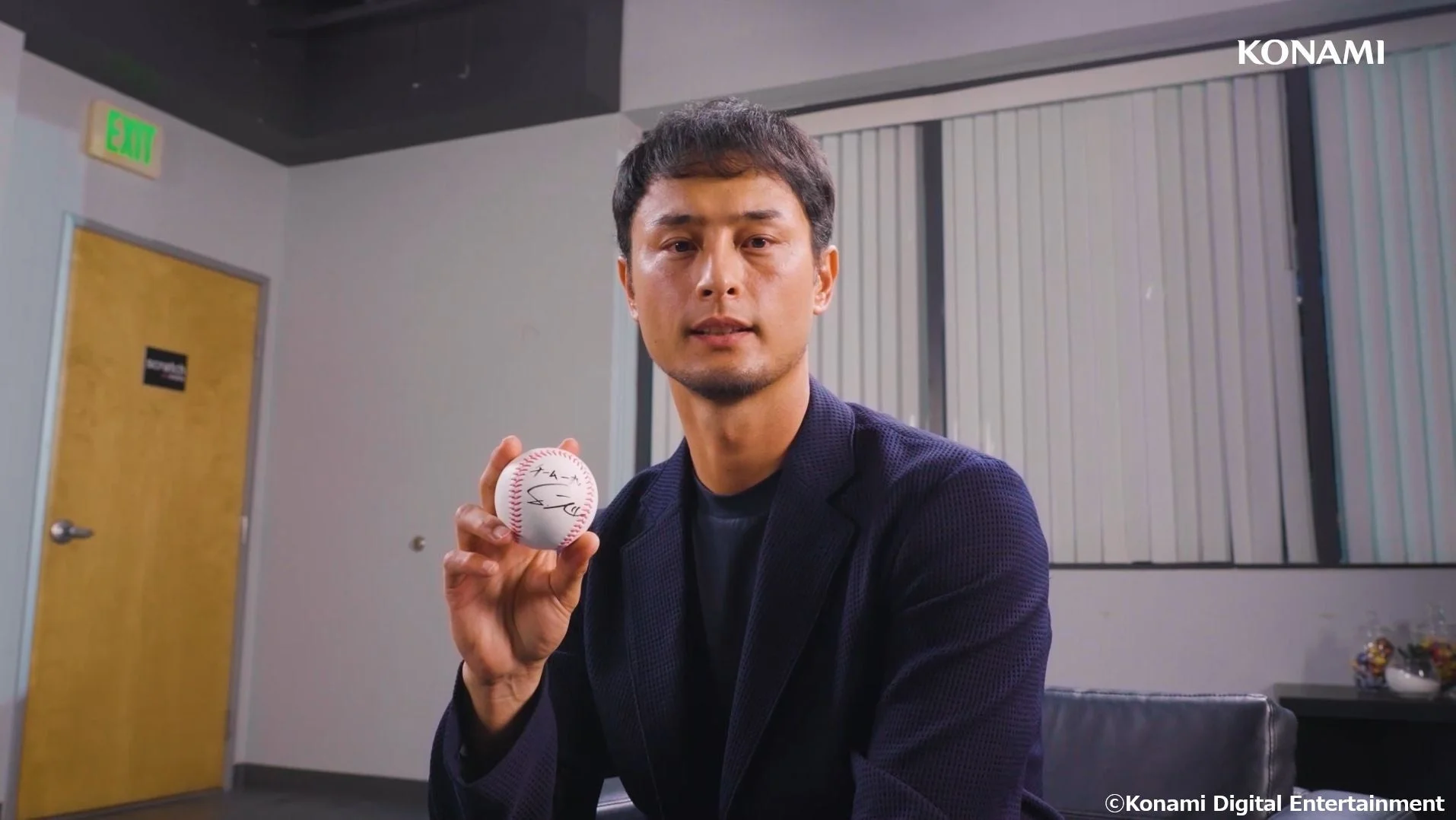 ダルビッシュ有選手がサインボールを手に持ち、メッセージを語る様子。