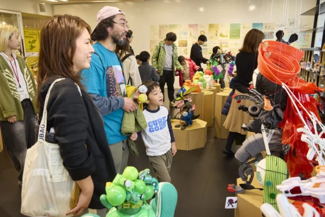 昨年の「ポケモンと考える アート・環境教育展 3」で作品を見る来場者