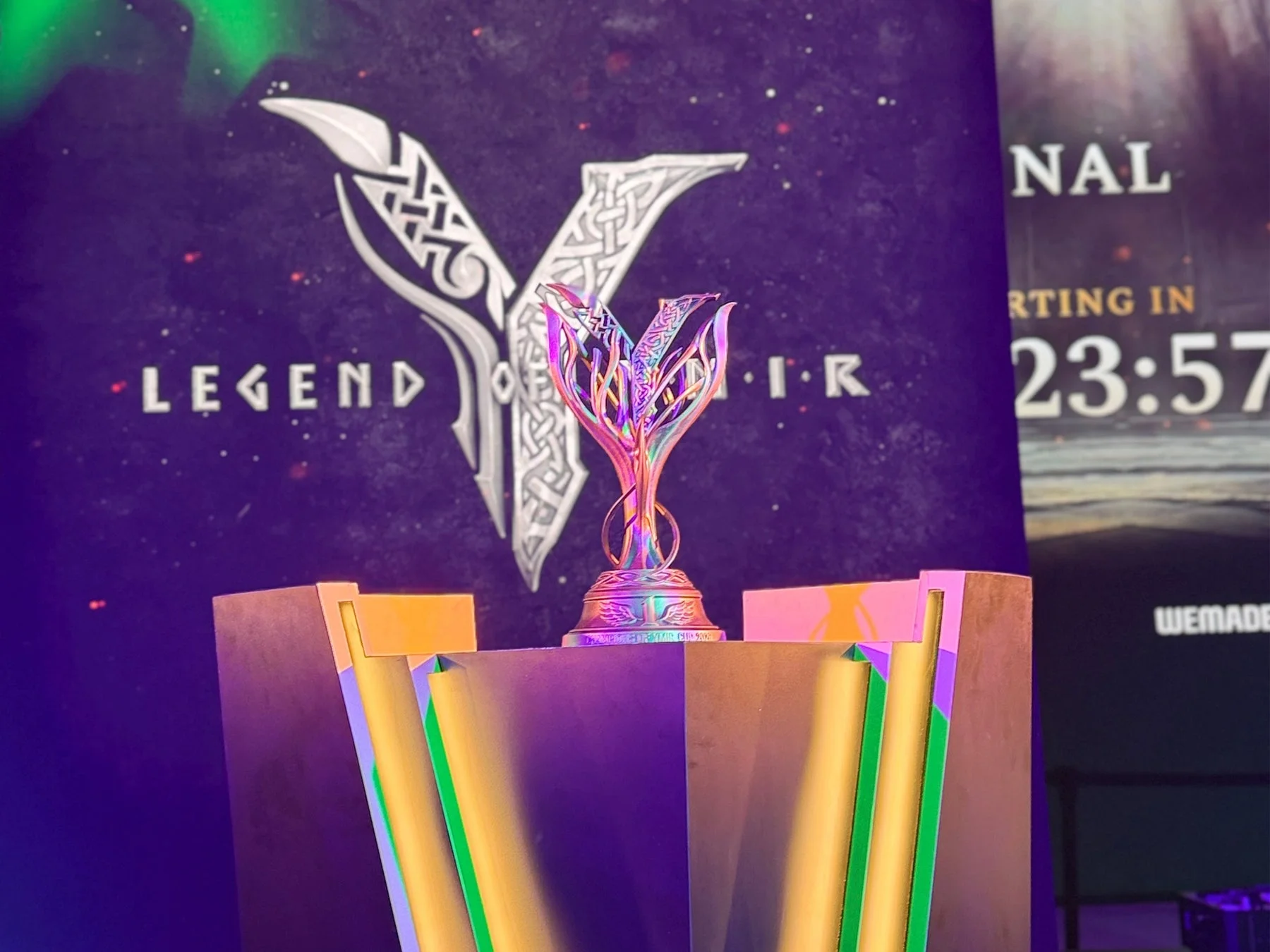 YMIRカップのトロフィーと「レジェンドオブユミル」のロゴ