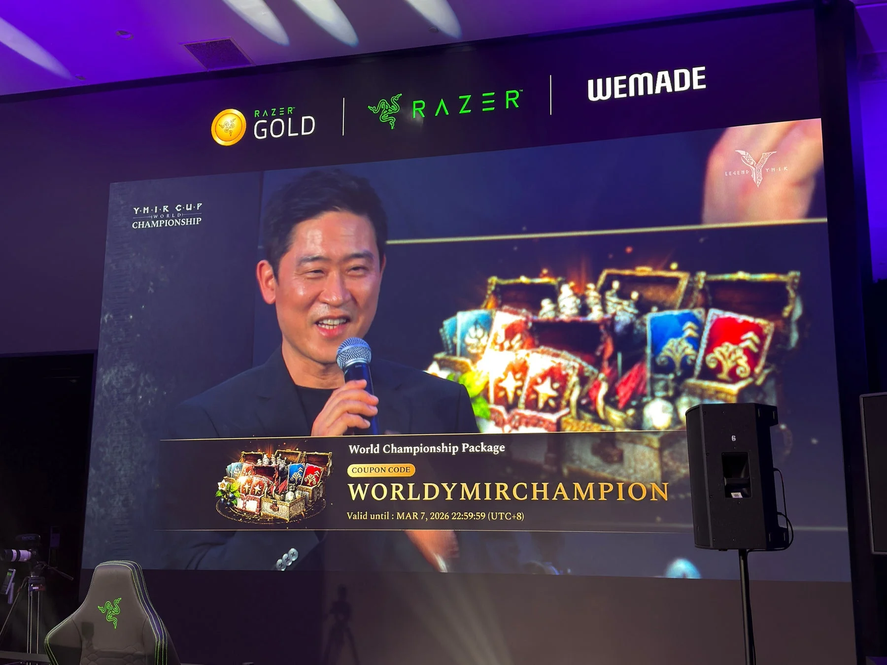 YMIRカップで発表を行うプレゼンターとゲーム画面、クーポンコード