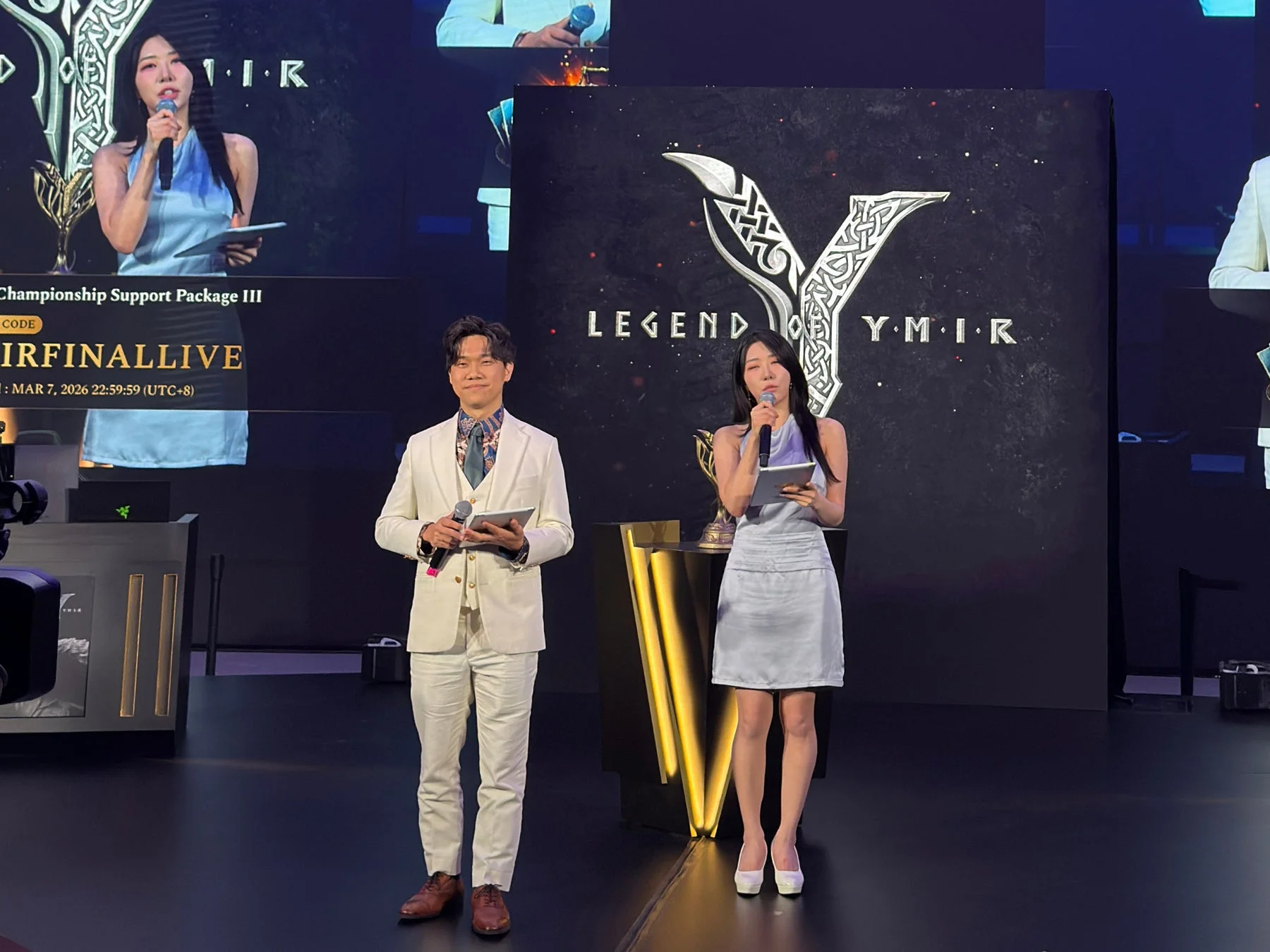 YMIRカップワールドチャンピオンシップのステージに立つ司会者