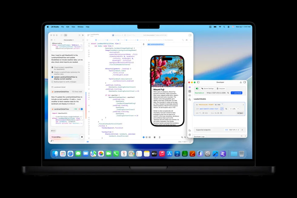 XcodeとLM Studioの画面が表示されたMacBook Pro
