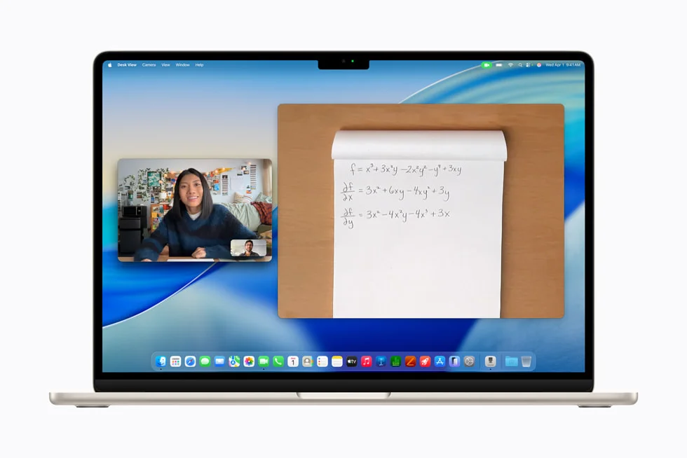 MacBook AirのFaceTimeでデスクビュー機能を使用し、手書きの数式を共有する様子