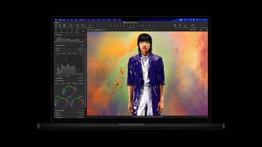 MacBook Airで画像編集アプリのUIを表示し、人物の写真を編集する様子