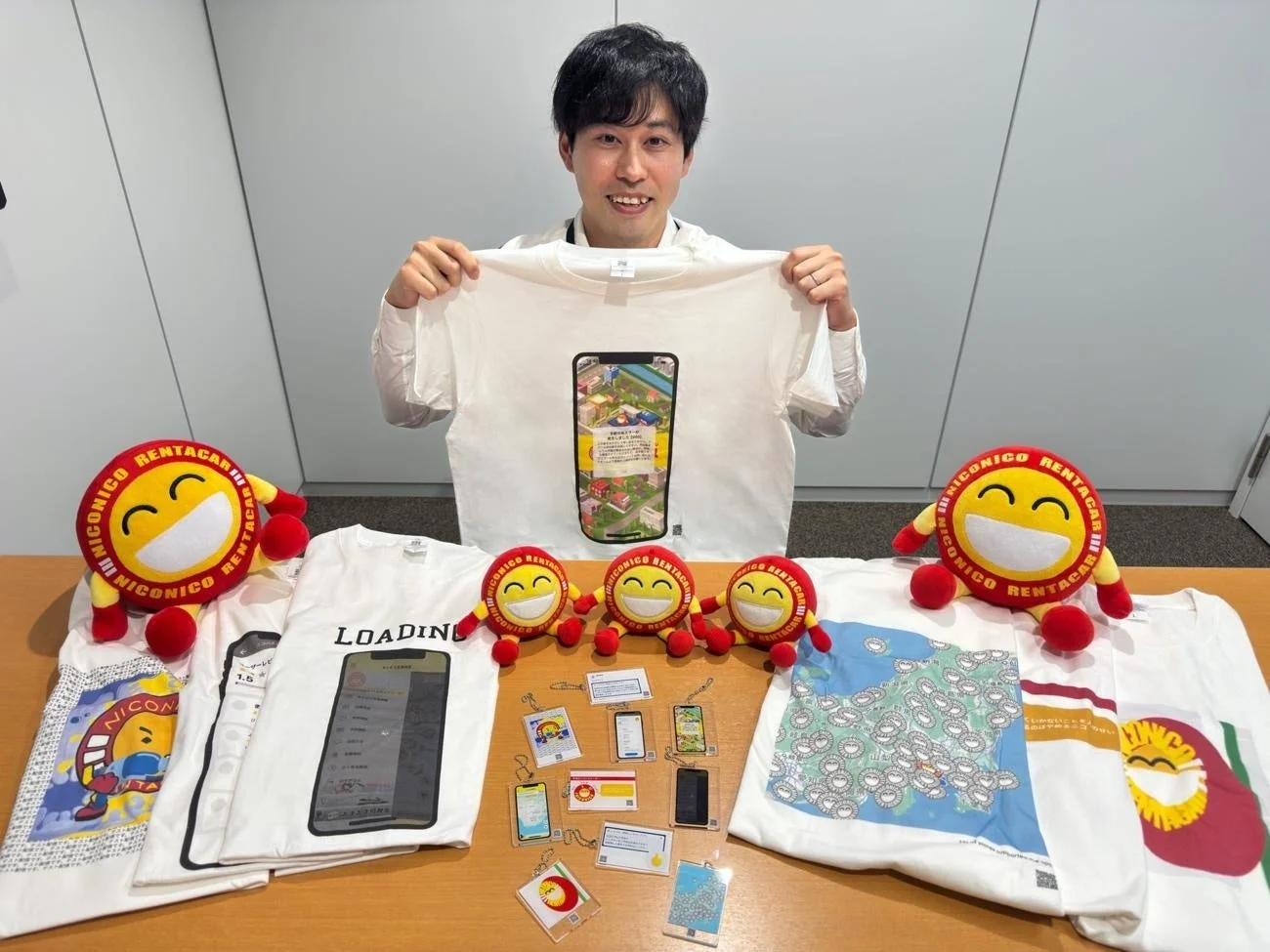 ニコニコレンタカー「ニコパス」キャンペーンオリジナルグッズと企画担当者