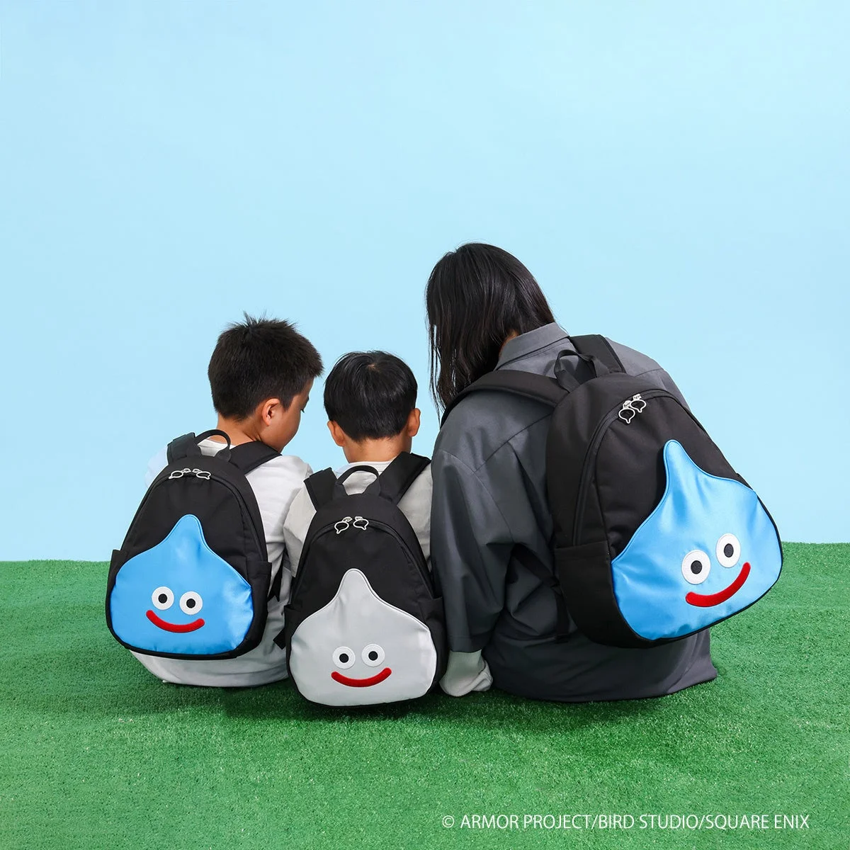 親子でスライムとメタルスライムのフェイスリュックを背負った後ろ姿