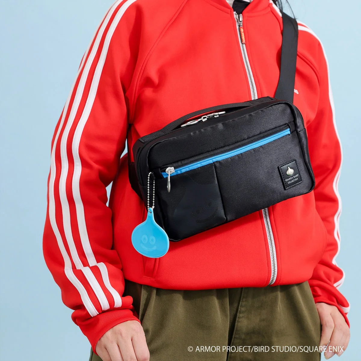 スライムのボックスボディバッグを着用したモデル