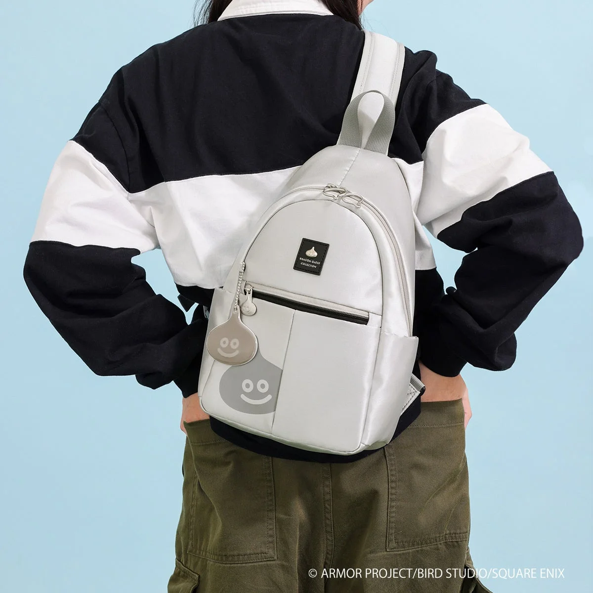 メタルスライムのボディバッグを着用したモデル