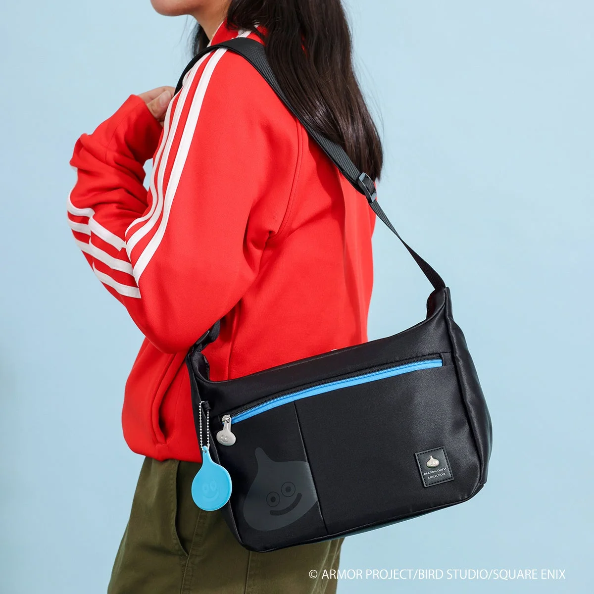 スライムのショルダーバッグを着用したモデル