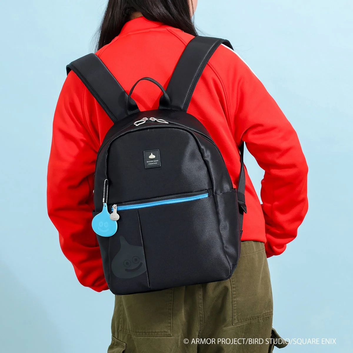 スライムのバックパックを背負ったモデル