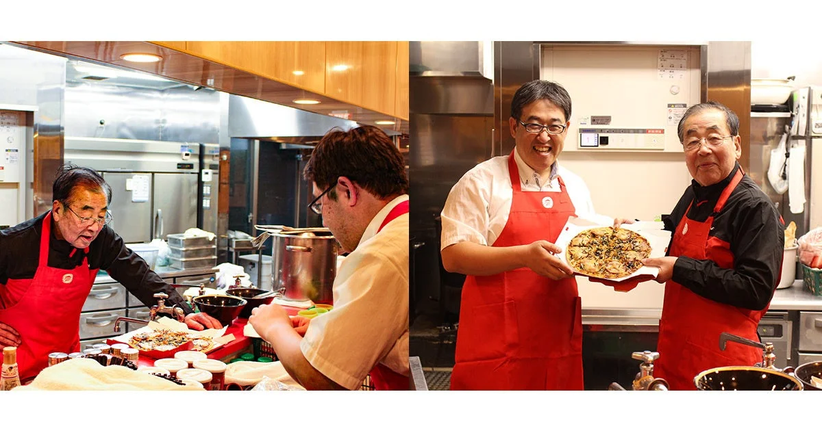 吉村会長がピザを試食・監修し、ピザハット担当者と並ぶ開発風景