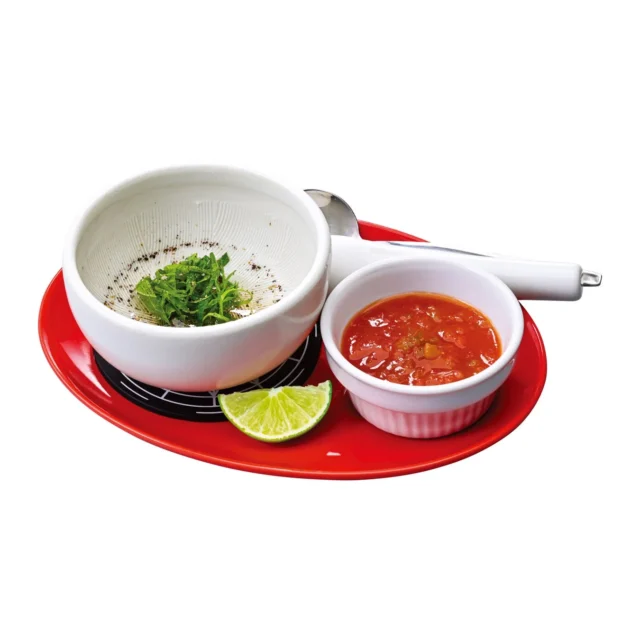 大葉とハラペーニョを擦り合わせるトマトサルサソース