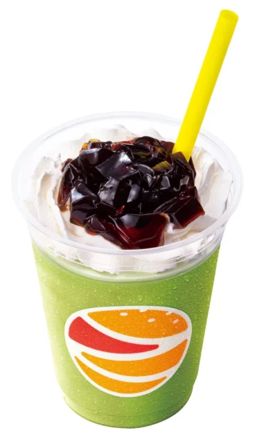 ホイップクリームと黒糖ゼリーがトッピングされたゼッテリアの黒糖ゼリー＆抹茶パフェシェーキ。