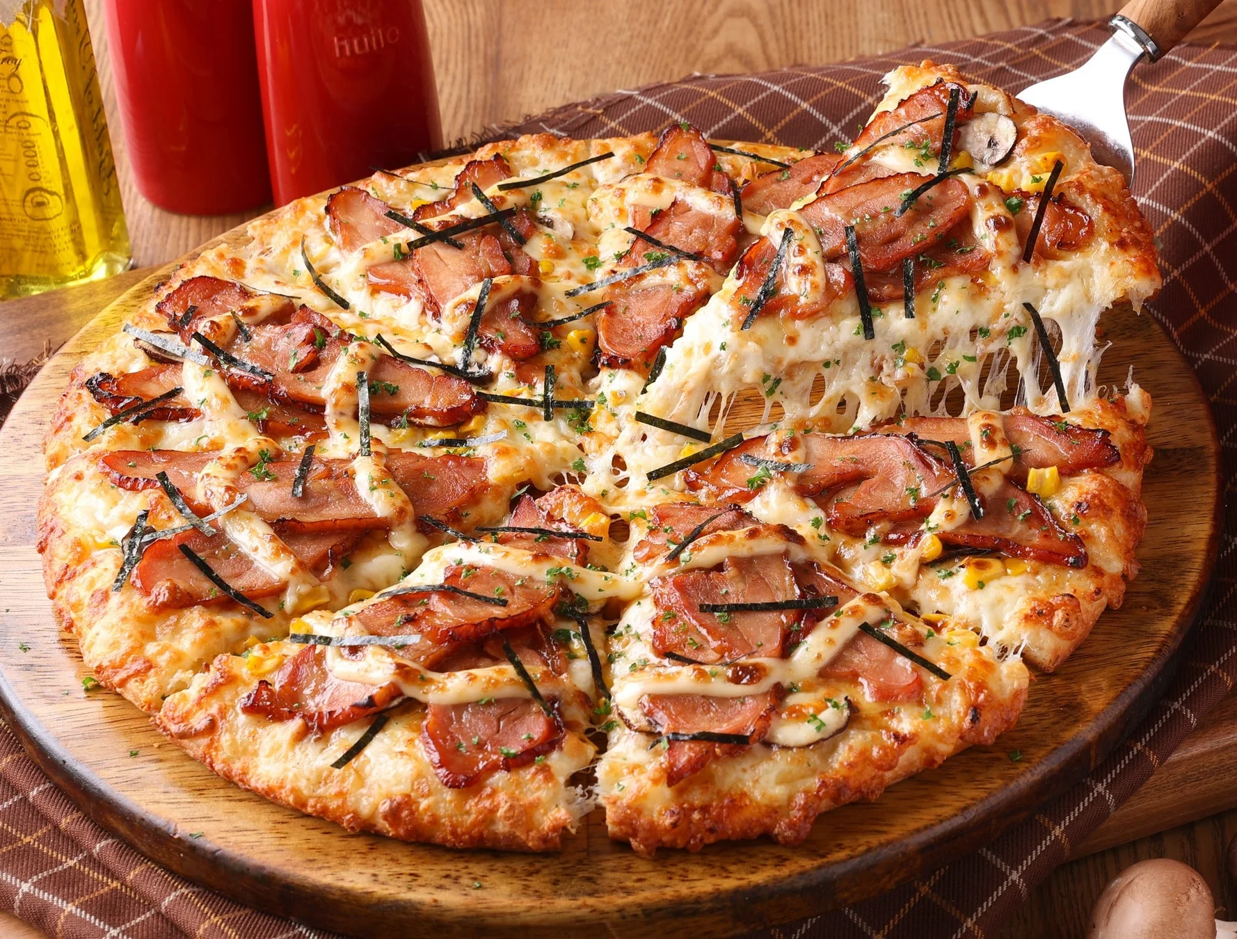 肉3倍盛りテリヤキチキンが一切れ持ち上げられている様子