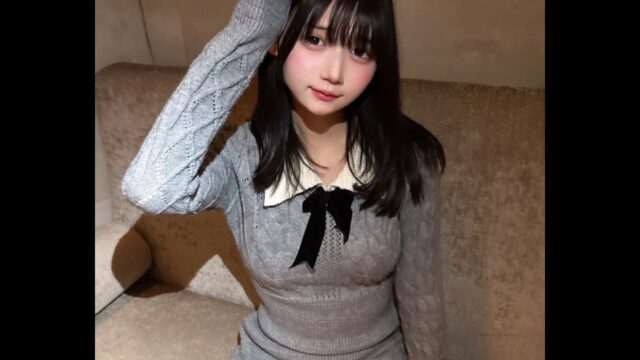 セクシーな学園美少女スタイル！　犬乃かりん、グレーニット×白襟コーデで甘えた視線を披露