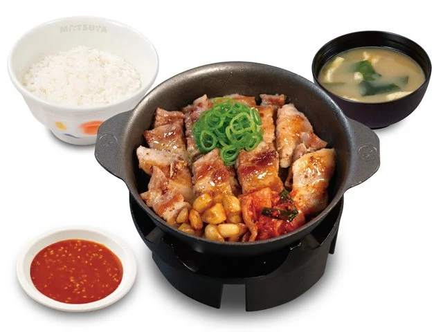 松屋 サムギョプサル風極厚豚カルビ焼肉定食の別アングル写真