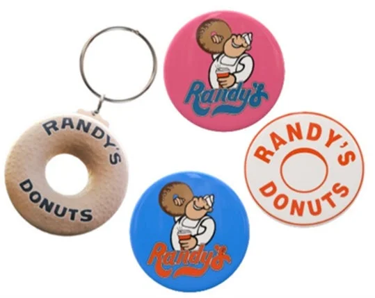 5,000円以上の購入でプレゼントされるランディーズドーナツのオリジナル缶バッジとキーホルダー