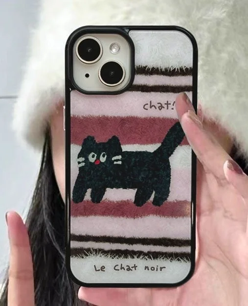 ベージュのふわふわ黒ねこiPhoneケース