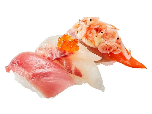 かっぱ寿司の『贅沢 春の彩り寿司三昧』。中とろ、活〆真鯛いくらのせ、大切りサーモン桜えびのせの三貫盛り