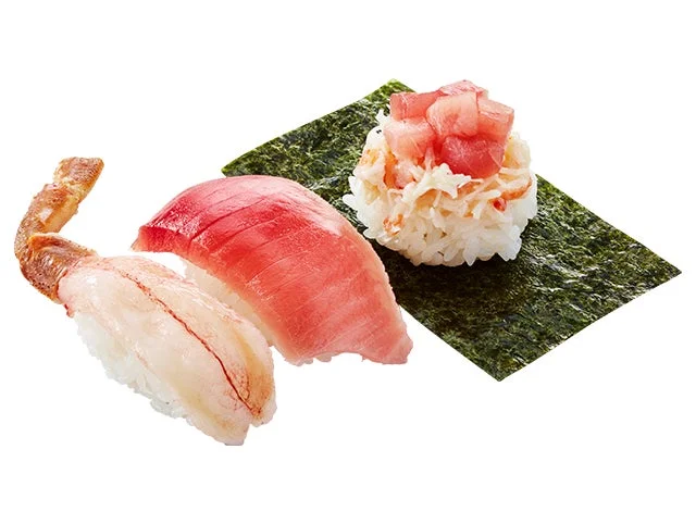 かっぱ寿司の『贅沢 蟹＆とろ三昧』。生本ずわい蟹、中とろ、蟹とろ包みの三貫盛り
