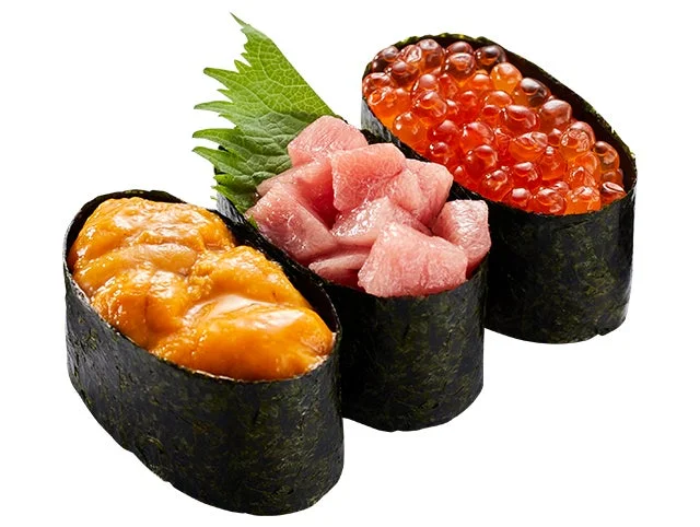 かっぱ寿司の『贅沢 軍艦三昧』。特盛うに、特盛とろぶつ、特盛いくらの三貫盛り