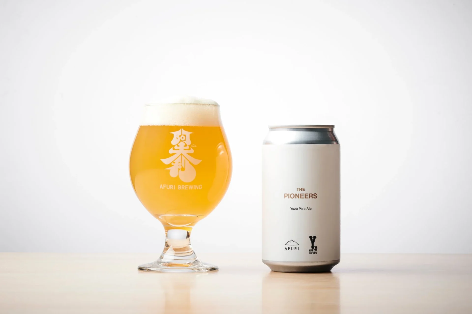 「THE PIONEERS」の缶と、グラスに注がれたYuzu Pale Ale。