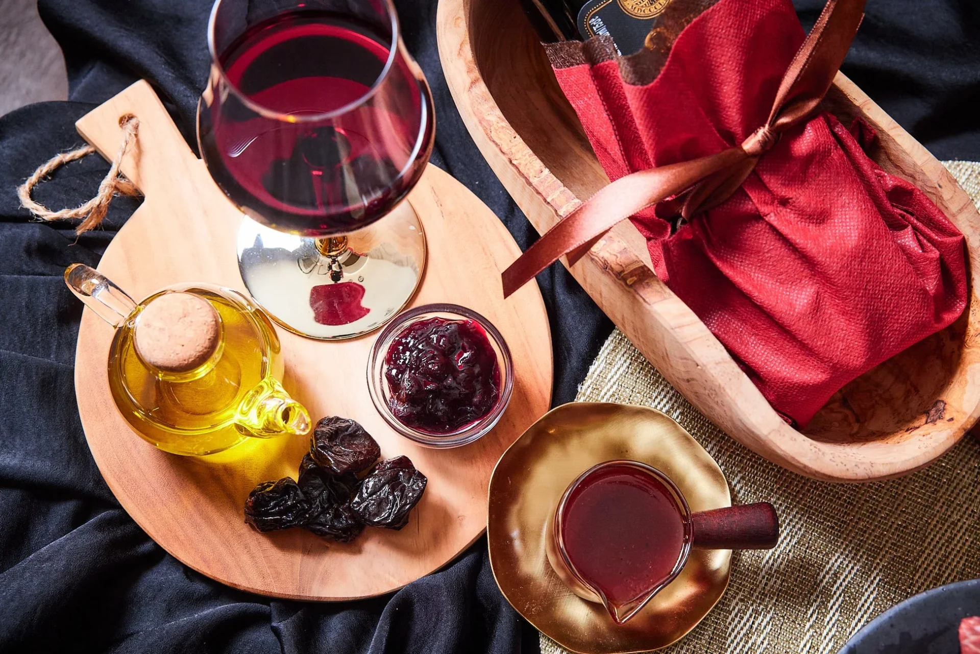 「厳選上みすじ」に添えられるトリュフ香る赤ワインソースと食材