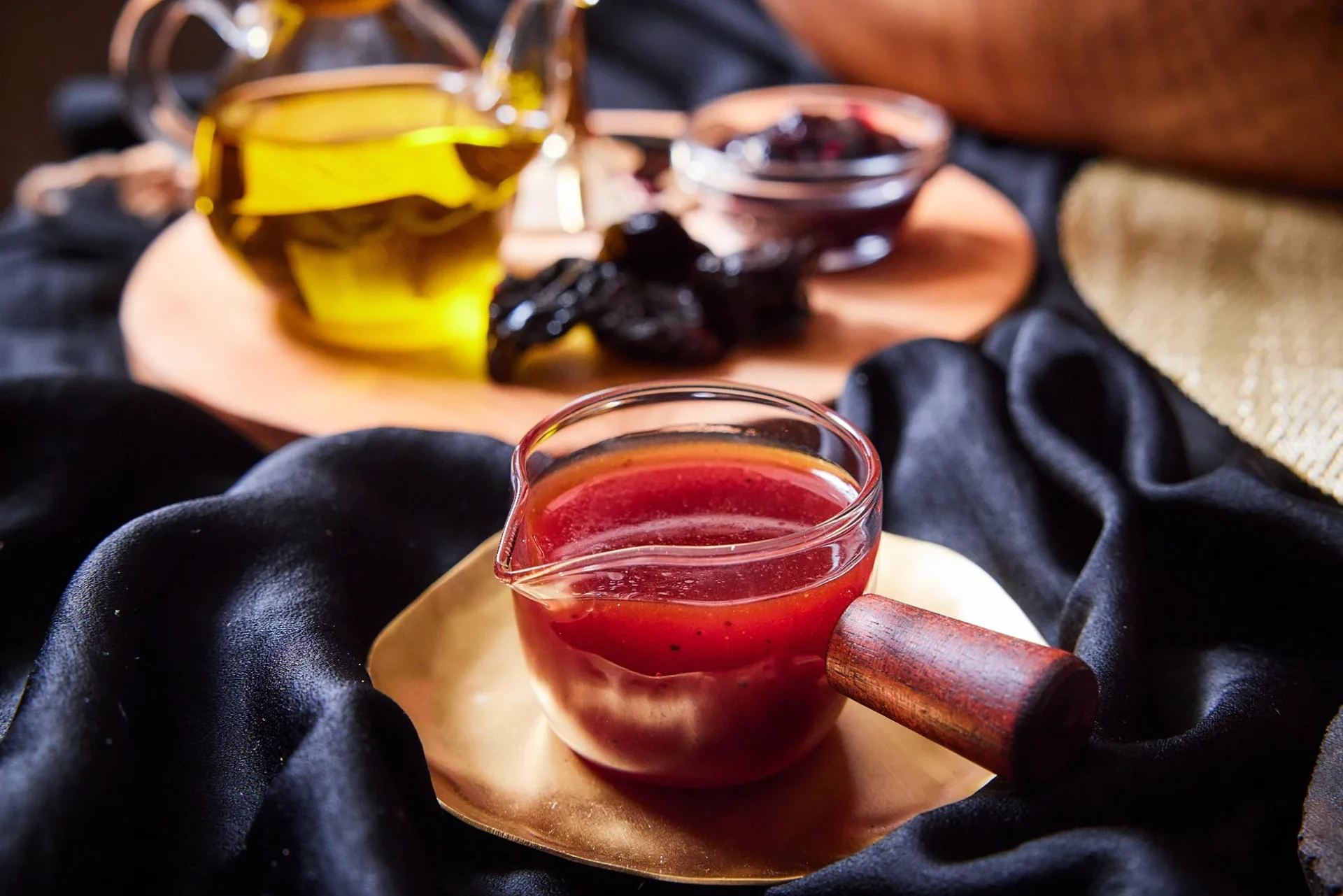 隠し味のオニオンやプルーンの旨味が重なるトリュフ香る赤ワインソース