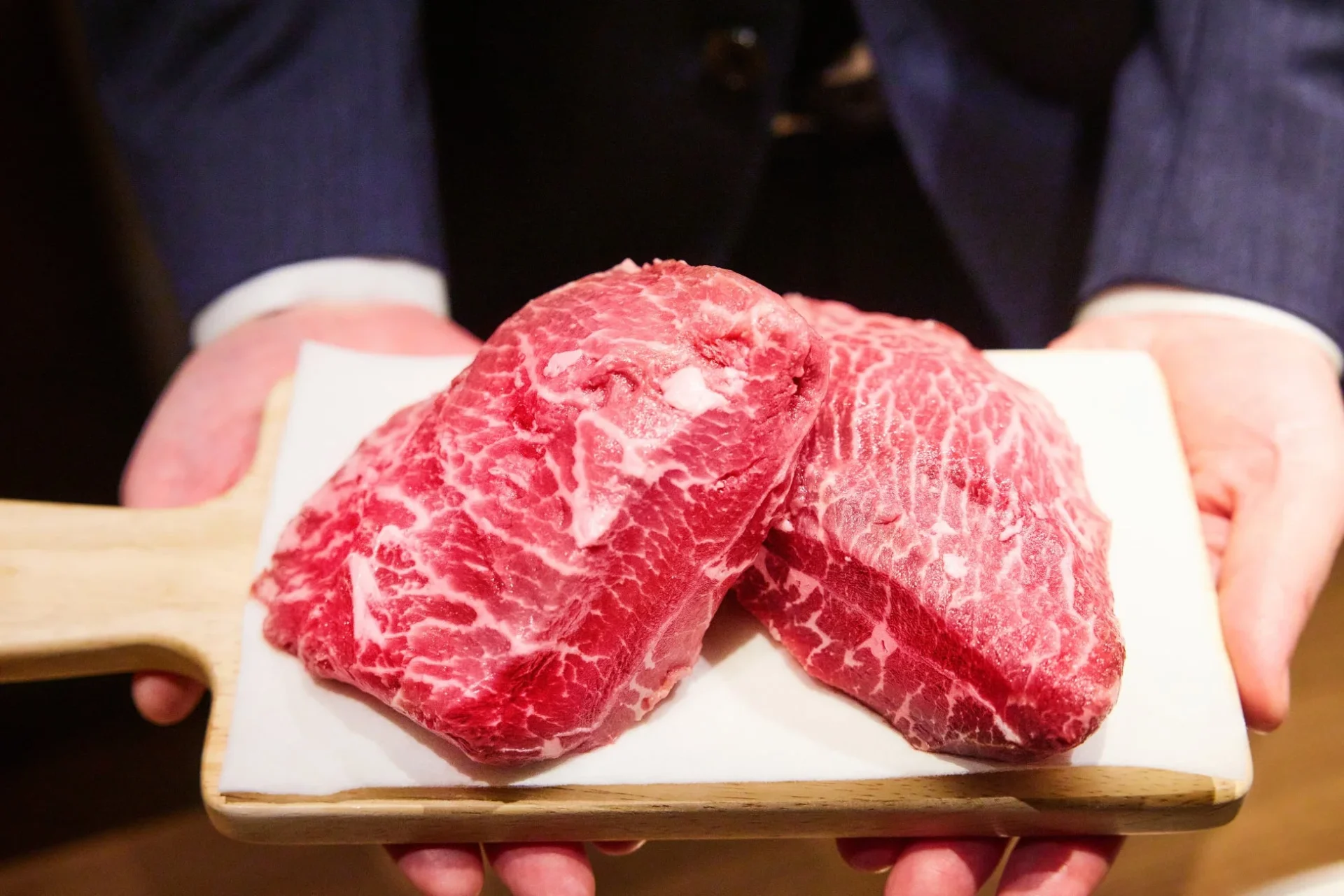 メディア試食会でスタッフが「厳選上みすじ」の希少性を説明