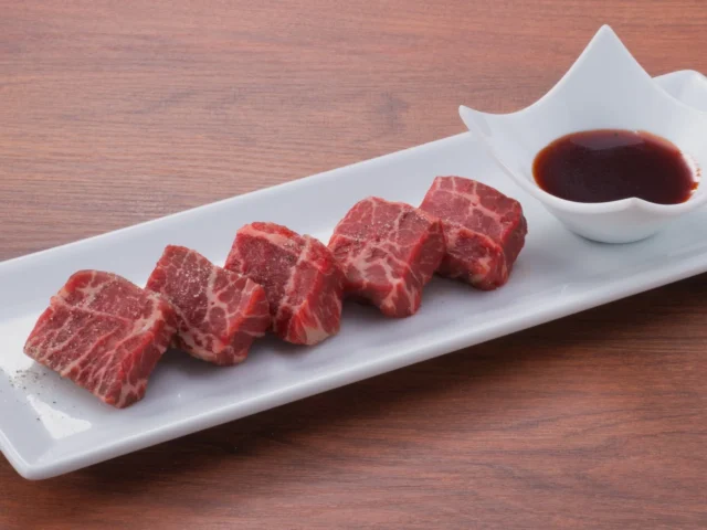 盛り付けられた「厳選上みすじ」と特製ソース