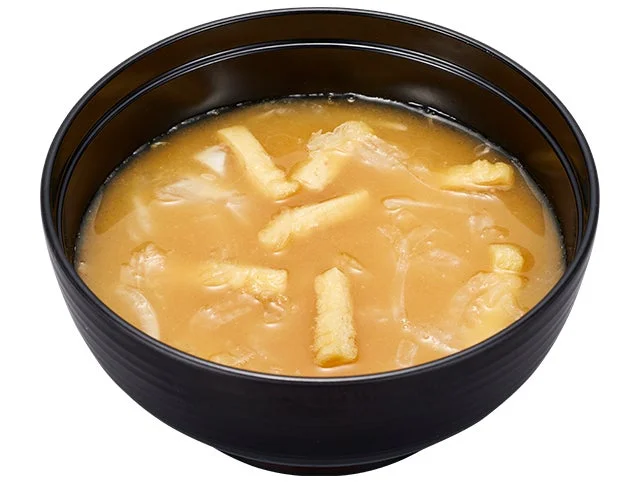 玉ねぎと油揚げが入った味噌汁。