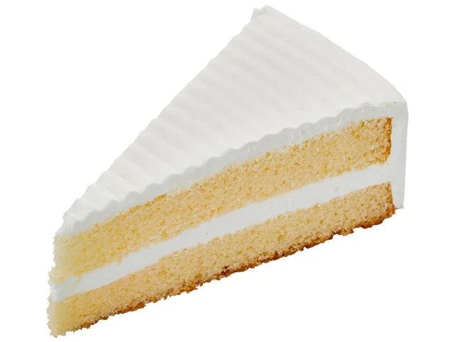 白いクリームで飾られたしっとりクリームケーキ。