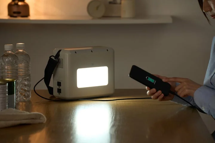 LEDライトを点灯させスマートフォンを充電する小容量ポータブル電源