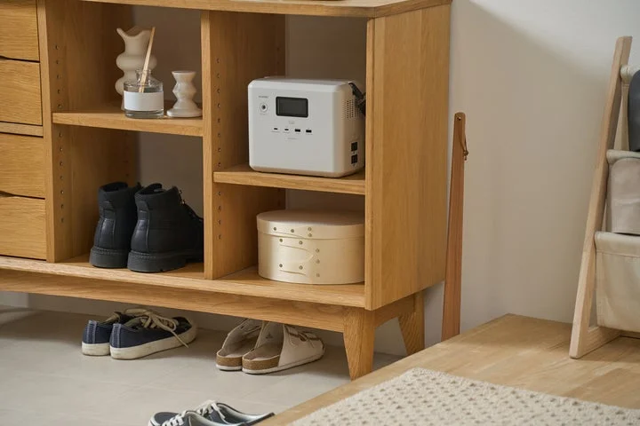 部屋の棚に置かれた小容量ポータブル電源