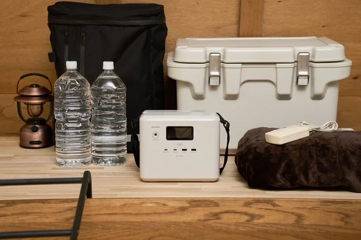 防災用品と一緒に置かれた小容量ポータブル電源